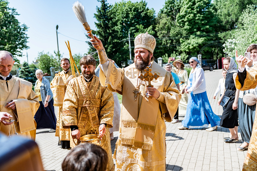 Божественная литургия в Никольском храме посёлка Володарского Ленинского г.о. в день перенесения мощей святителя Николая Чудотворца